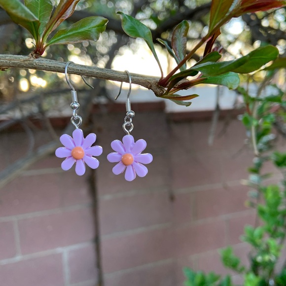 Jewelry - Purple daisy hook earrings